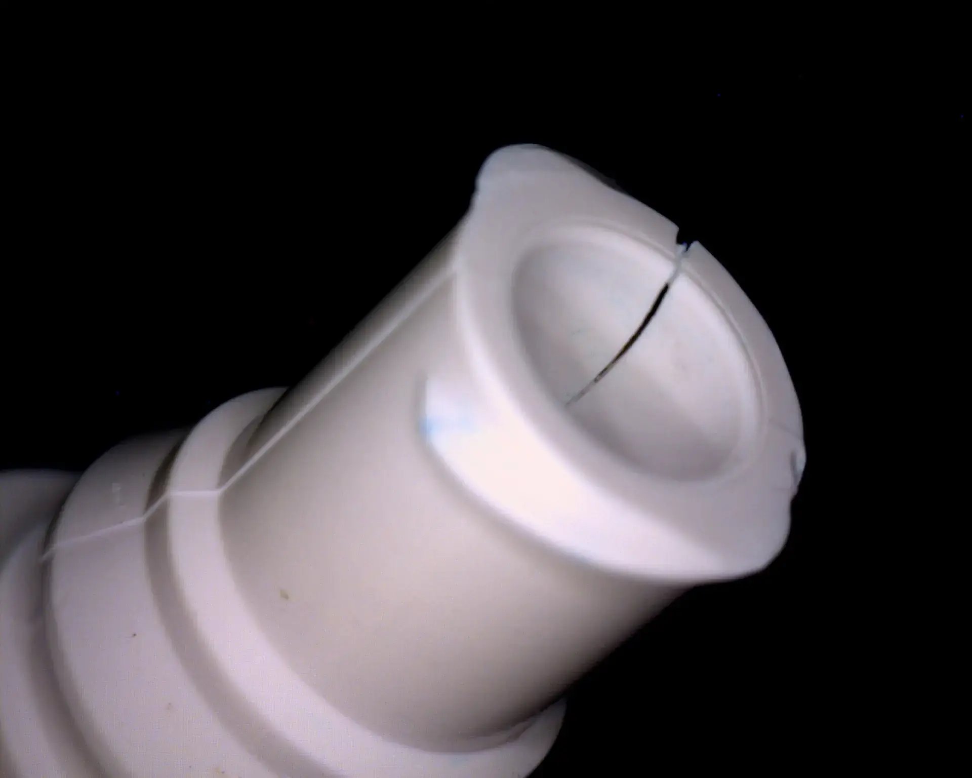 Cracked medical device plastic component showing stress fracture failure — medical device expert witness analysis by Plastic Expert Group