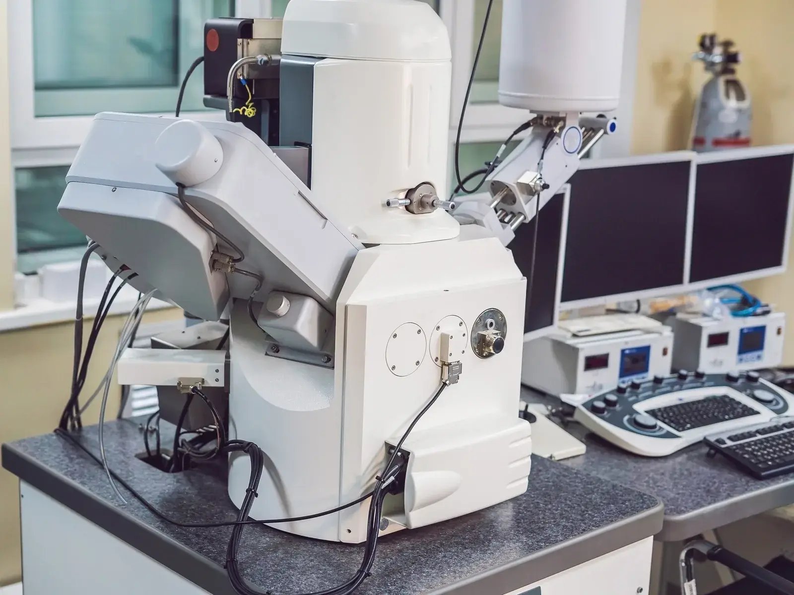 Scanning electron microscope in forensic analysis laboratory used for high-magnification fracture surface examination