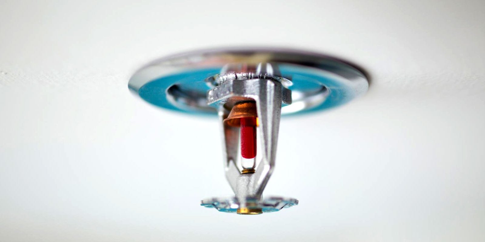 Recessed fire sprinkler head mounted in a ceiling
